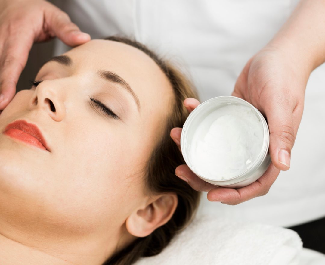 applicazione crema viso